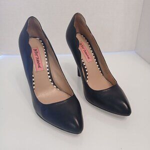 Betsey Johnson Raciee Leather Pump With Scalloped Edges Size 7 Pointed Toe